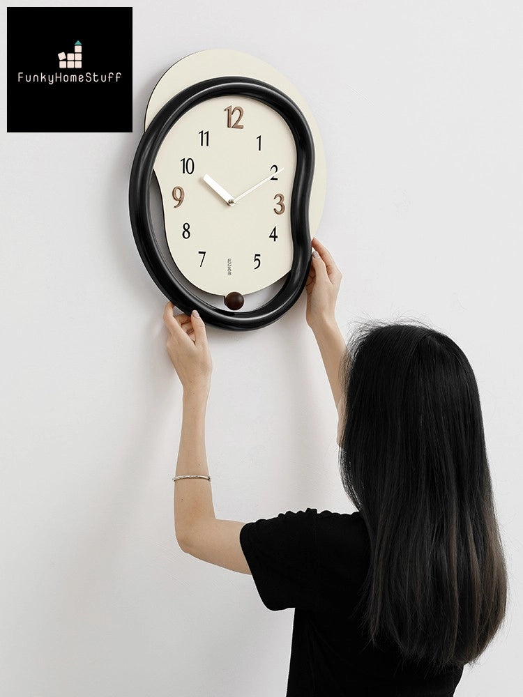 Wavy Frame Simple Punch-free Wall Clock