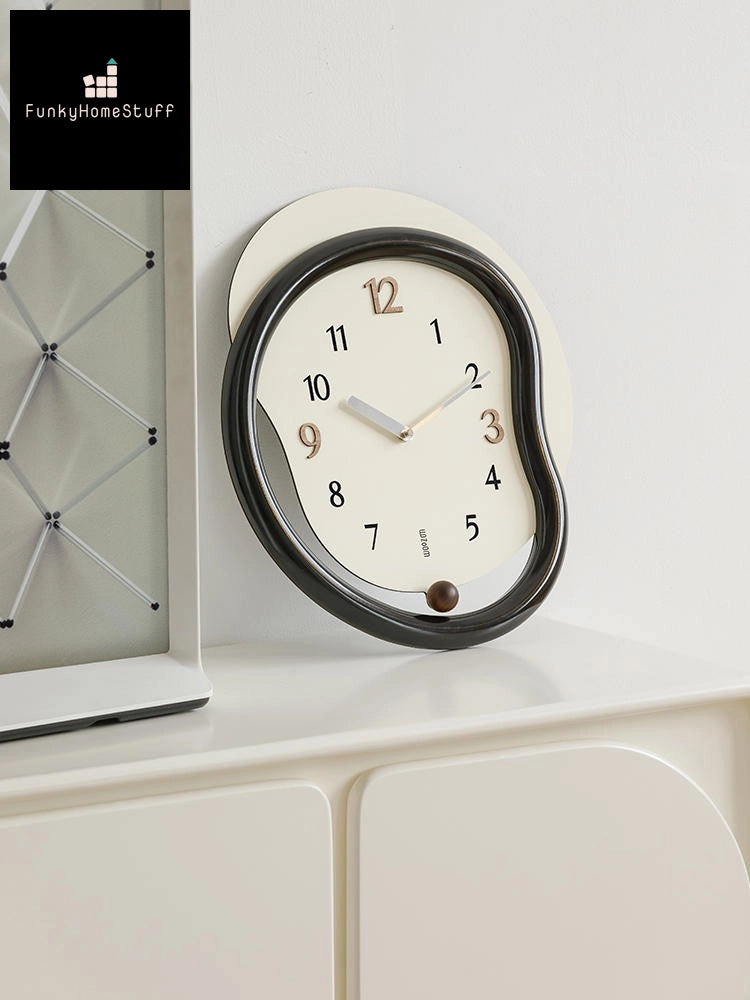 Wavy Frame Simple Punch-free Wall Clock